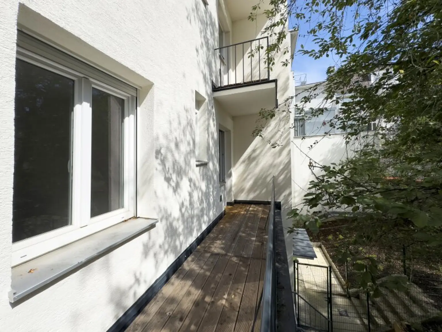 Charmanter Erstbezug nach Sanierung | 3 Zimmer + separate Küche | Balkon in Hofruhelage