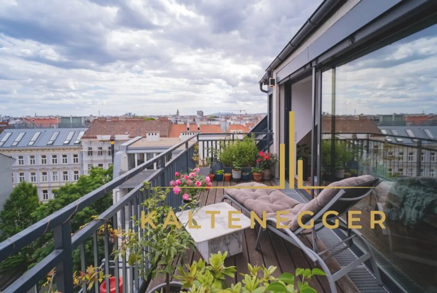 Terrasse, vom Schlafzimmer aus begehbar, südöstlich ausgerichtet, ca. 9,43 m²