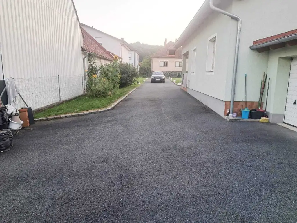 Wohnen auf einer Ebene: Gepflegtes Haus mit Garten und Doppelgarage in Unterwart