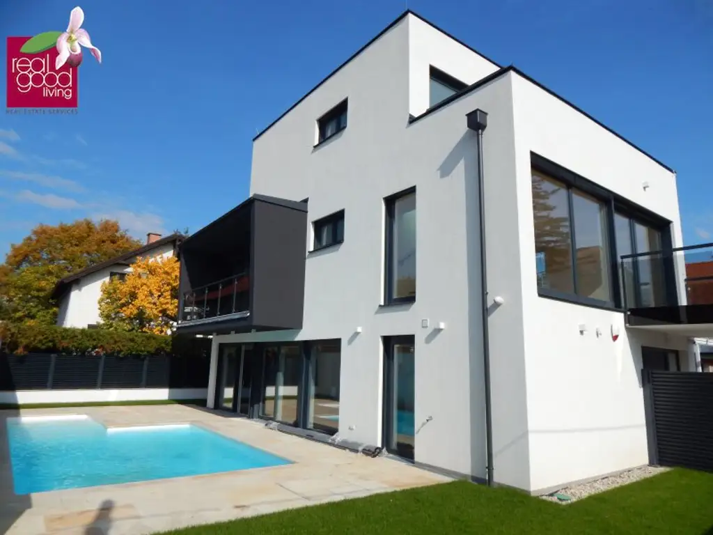 Villa mit Pool, voll unterkellert – mit Top-Ausstattung