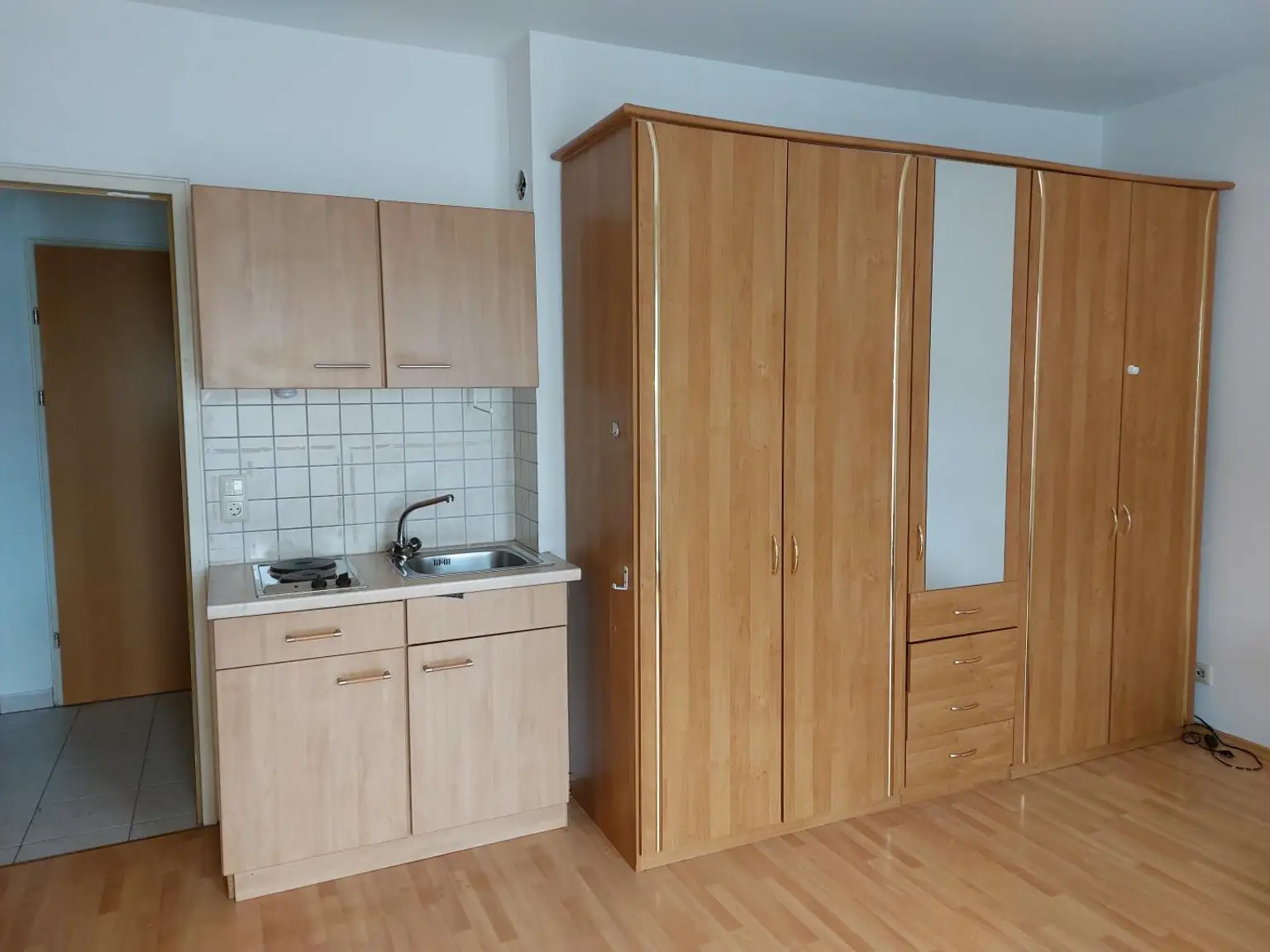 Praktische Kochnische und Kleiderschrank