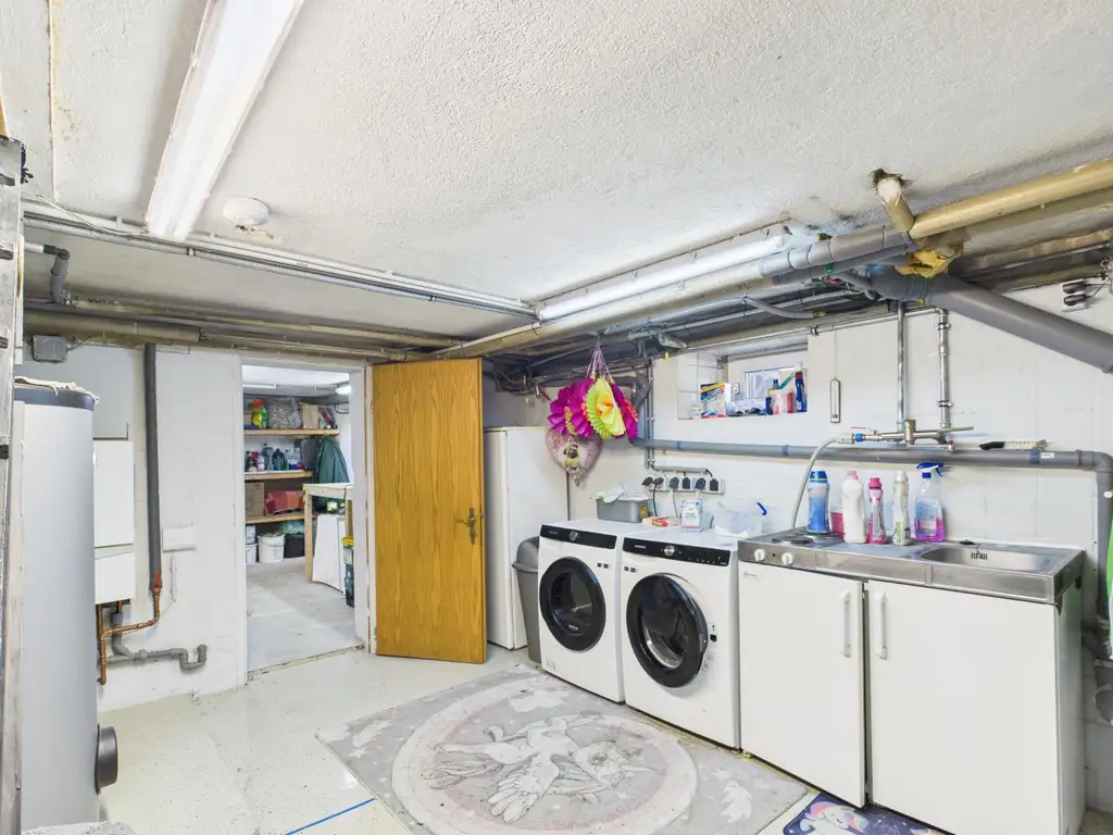 Vollkomfort Einfamilienhaus mit Pool, Sonnenterrasse und großem Garten