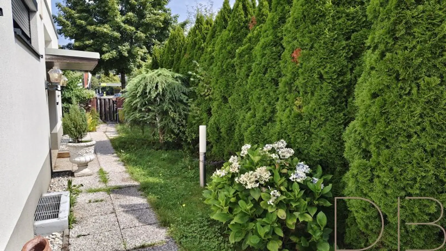 DB IMMOBILIEN | Sanierungsbedürftige 4-Zimmer-Wohnung mit südseitiger Terrasse und traumhaften Ausblick!