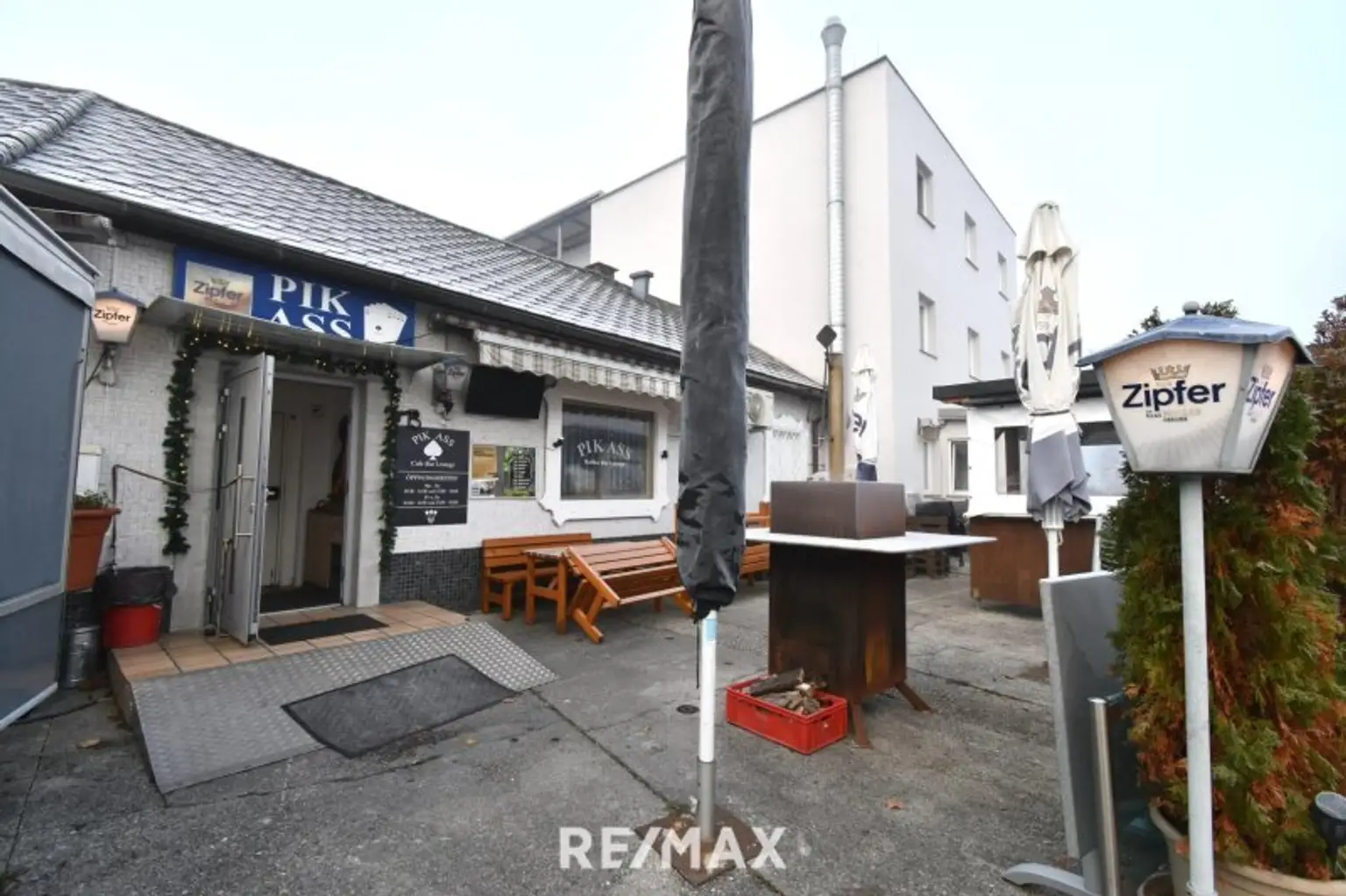 Außenansicht + Gastgarten