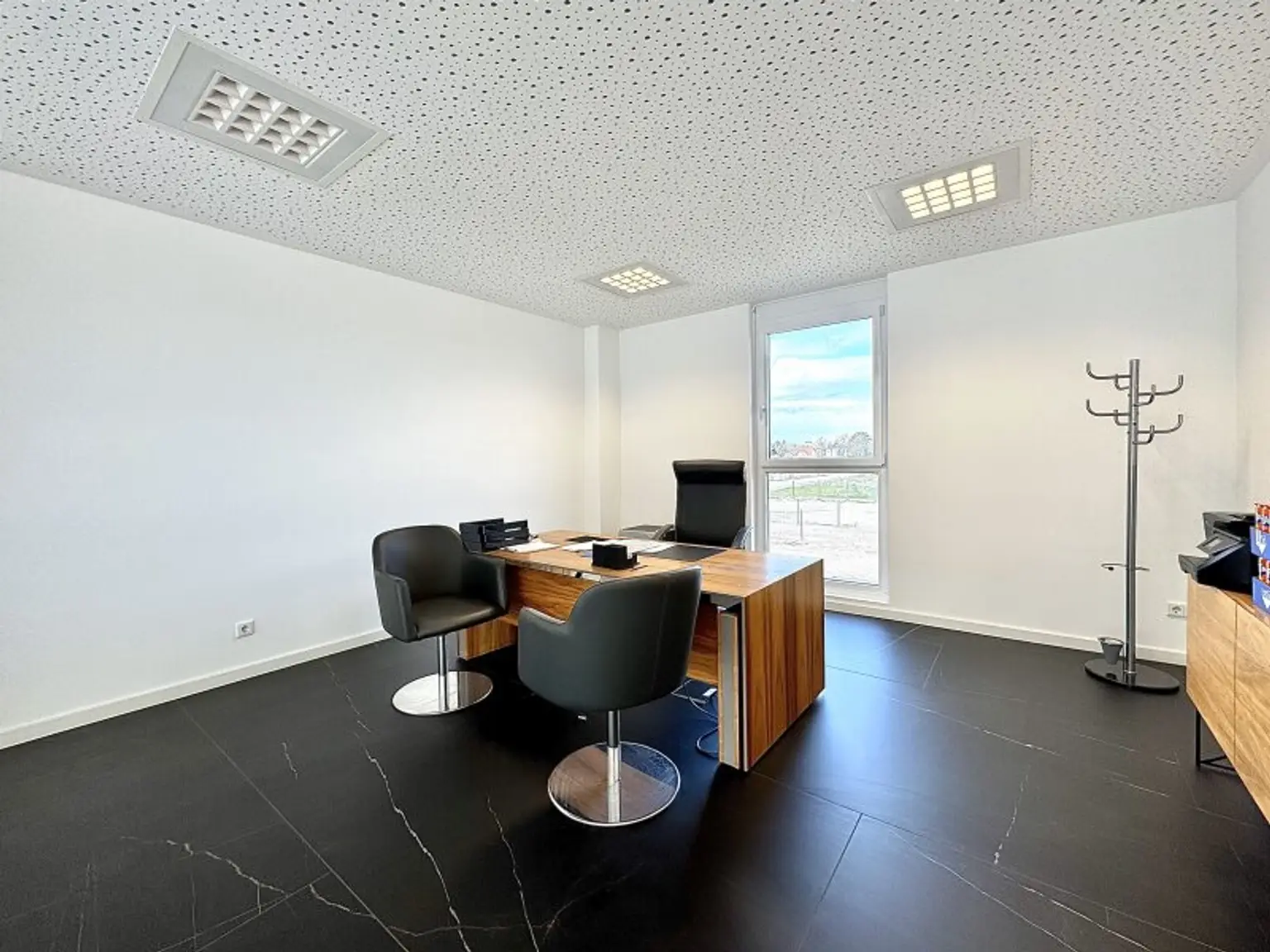 Einzigartiges architektonisches Design I maximale Sichtbarkeit I riesige Außenfläche I Anlageobjekt I befristet vermietet I 4 Autominuten von Ebreichsdorf