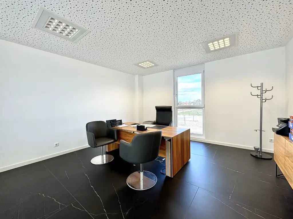 Einzigartiges architektonisches Design I maximale Sichtbarkeit I riesige Außenfläche I Anlageobjekt I befristet vermietet I 4 Autominuten von Ebreichsdorf