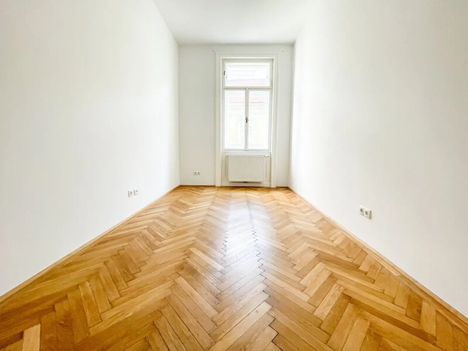 KOMPLETT HOFSEITIG: helle Stilaltbauwohnung mit separater Küche