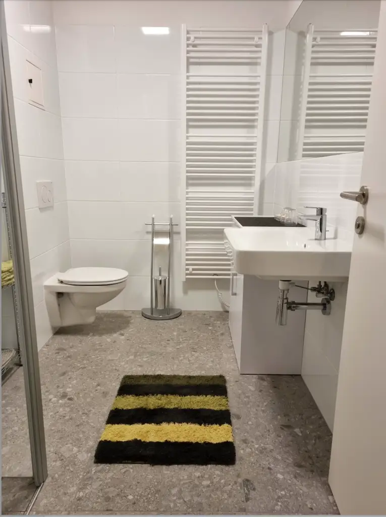 Stylisch wohnen in der Nähe von Don Bosco – 2 Zimmer & XL-Balkon