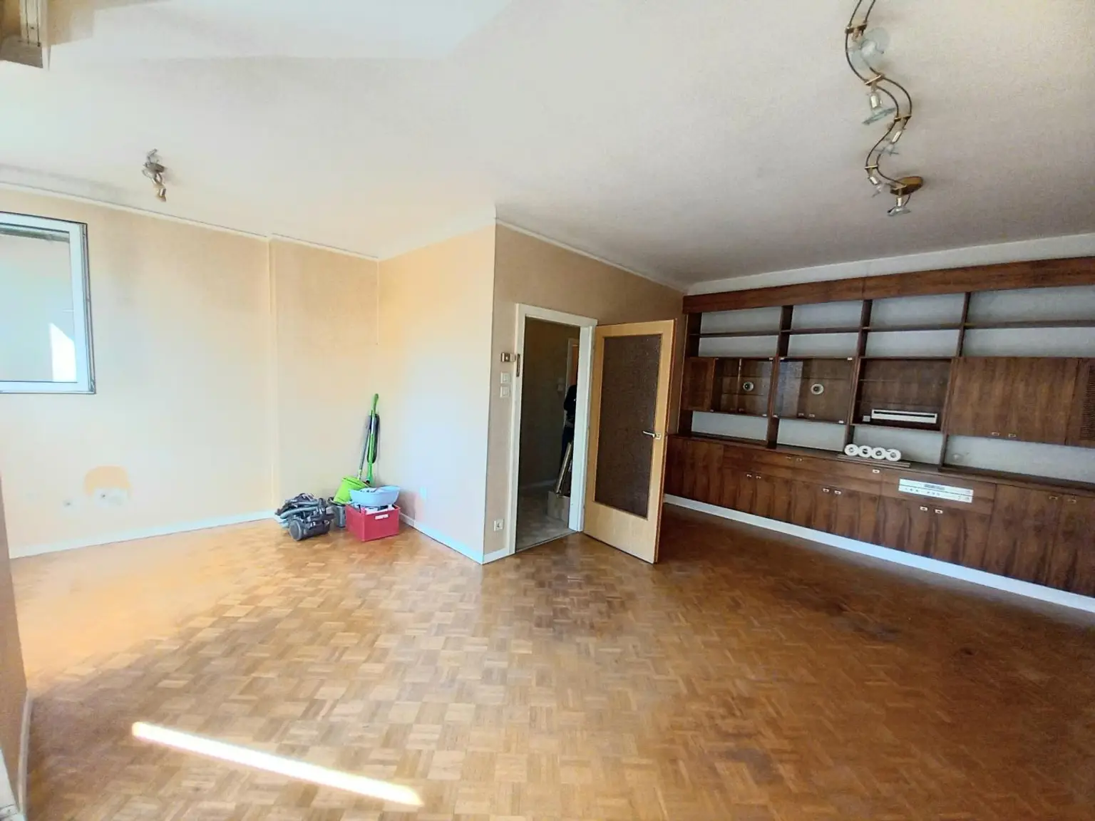 ZENTRALE 2-ZIMMERWOHNUNG IN OBERLAA