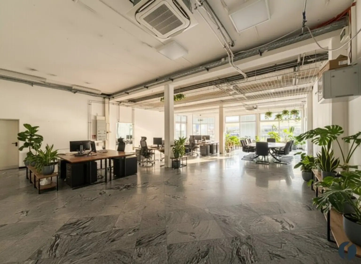 Beispiel Büro (KI_bearbeitet)