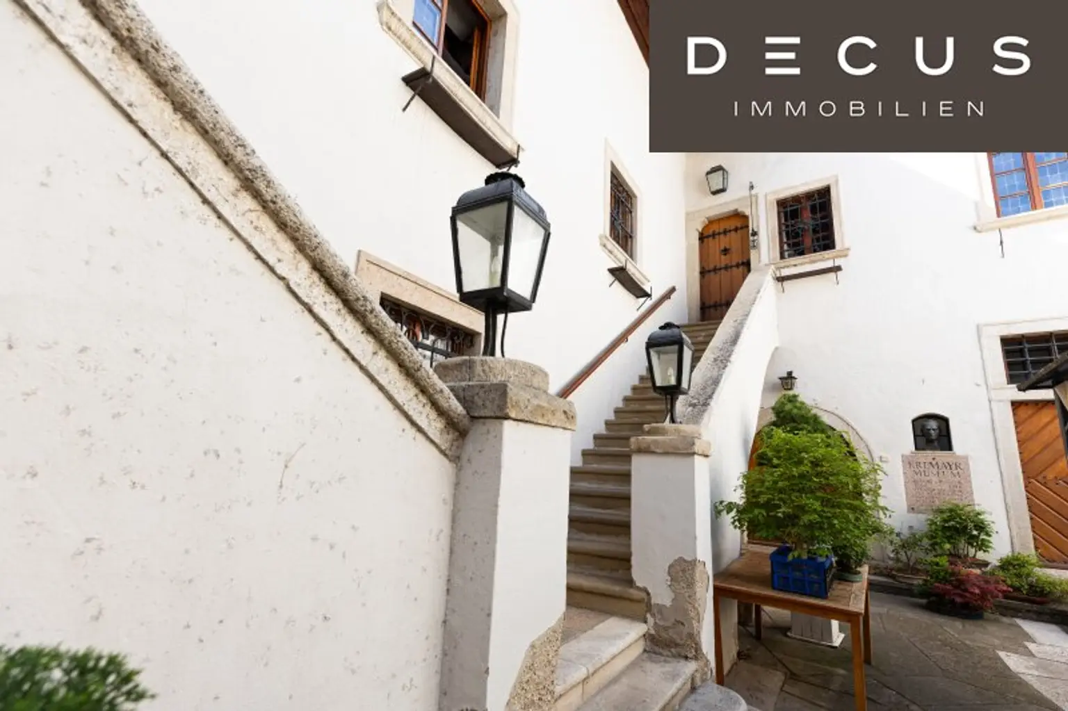 | VIERKANTHOF | HERRENHAUS  |  BURGÄHNLICHES HISTORISCHES WOHNOBJEKT MIT GARTEN IN ZENTRUMSLAGE  |