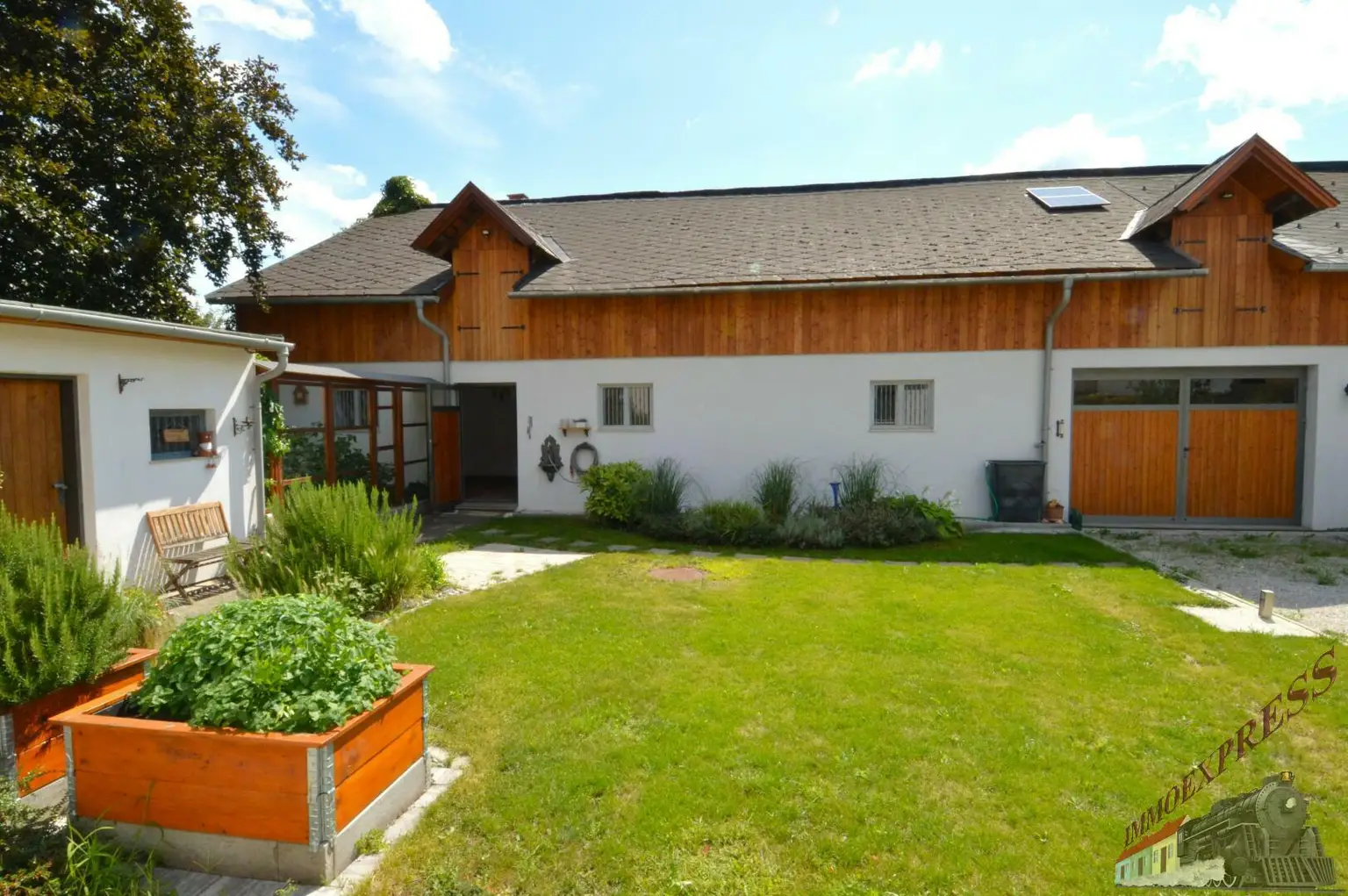 Entkerntes Einfamilienhaus mit großem Innenhof und hochwertig saniertem Stadl - zentrale Ruhelage