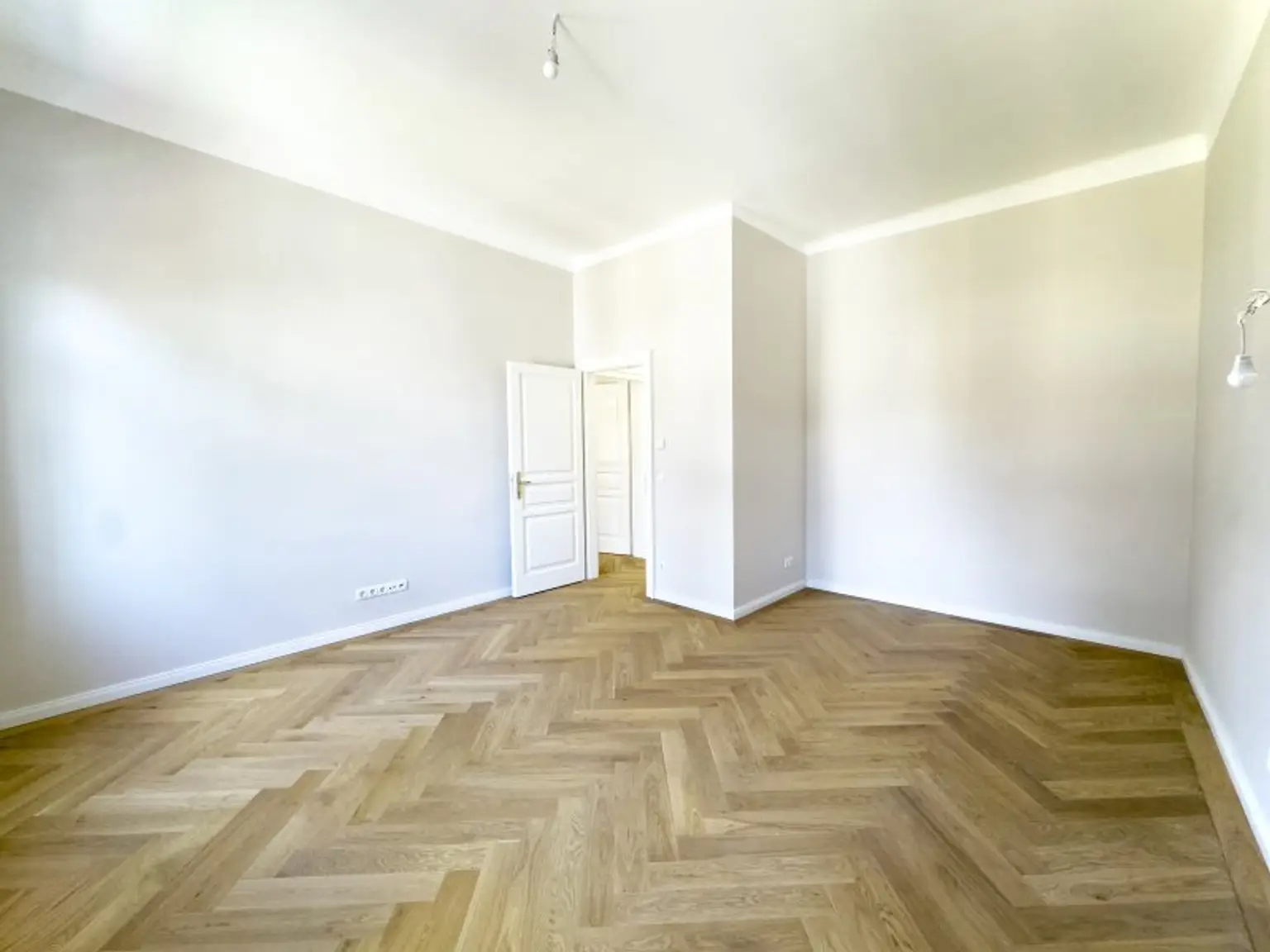 Altbau-Charme zum Erstbezug | Lichtdurchflutet, ruhig & grün | U4 vor der Tür