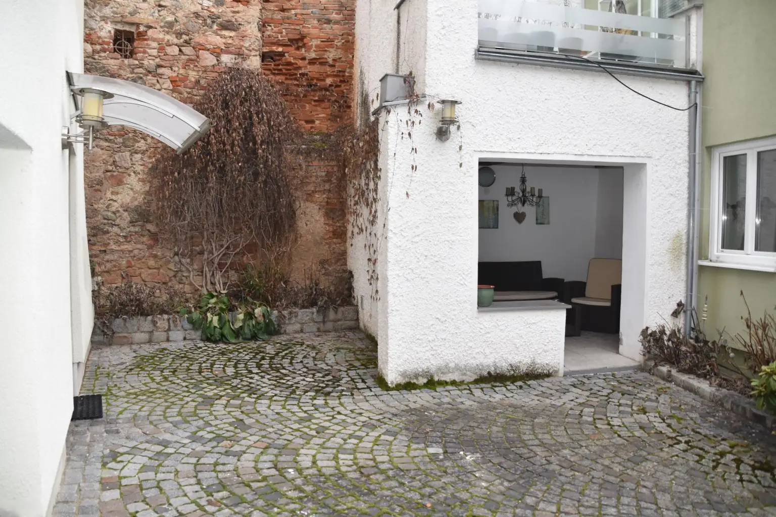Innenhof mit überdachtem Sitzplatz