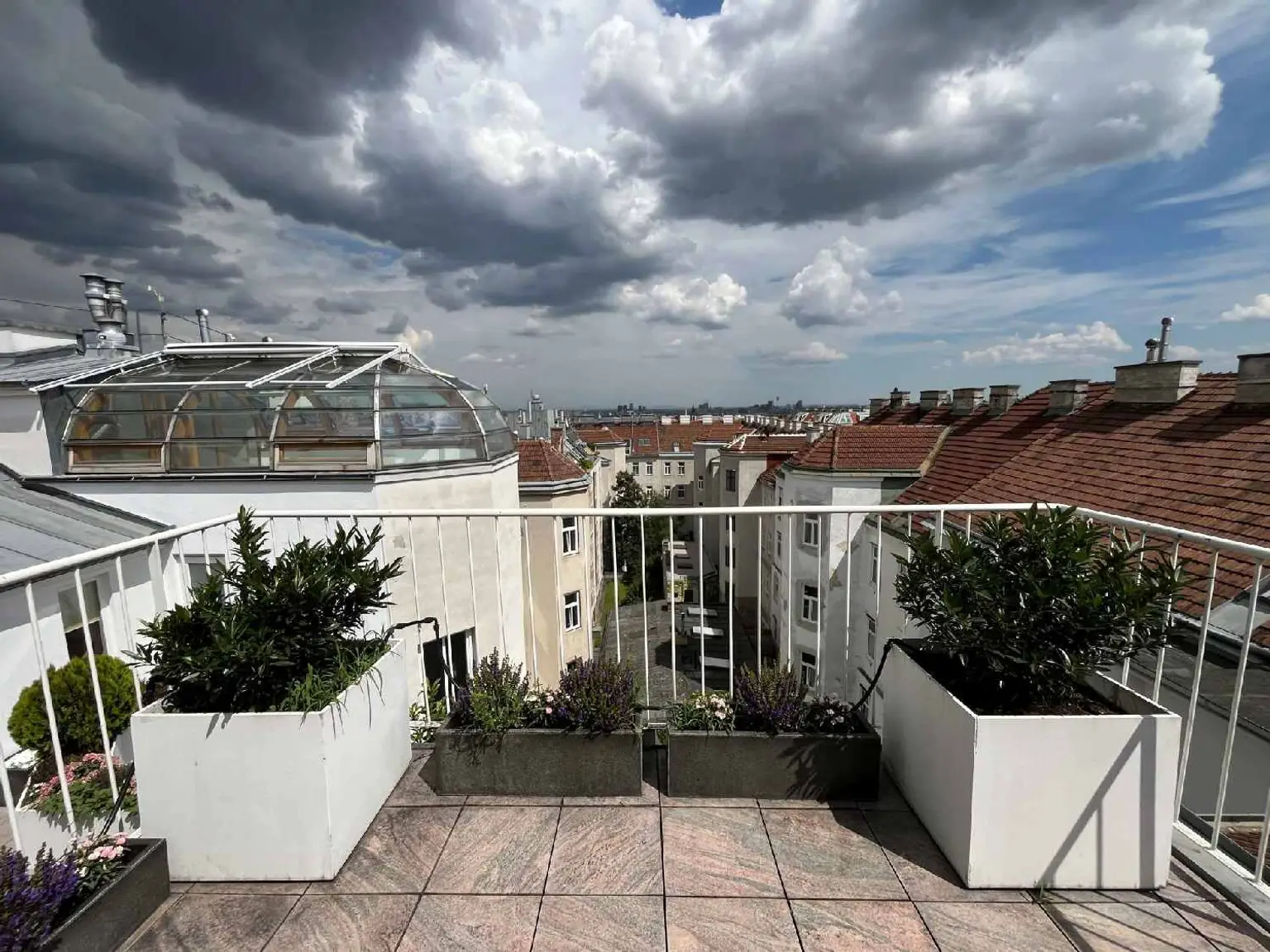 Extravagantes, kultiges 80 ties Retro Chic XXL Penthouse!
Miami Vice meets Raumschiff Enterprise