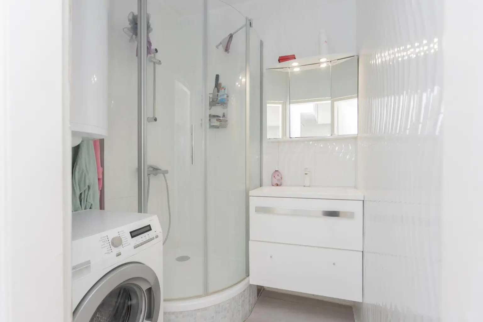 Bad mit Dusche und Waschmaschine