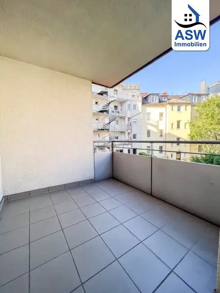 Schöne 2,5-Zimmerwohnung inklusive Küche mit schöner Loggia