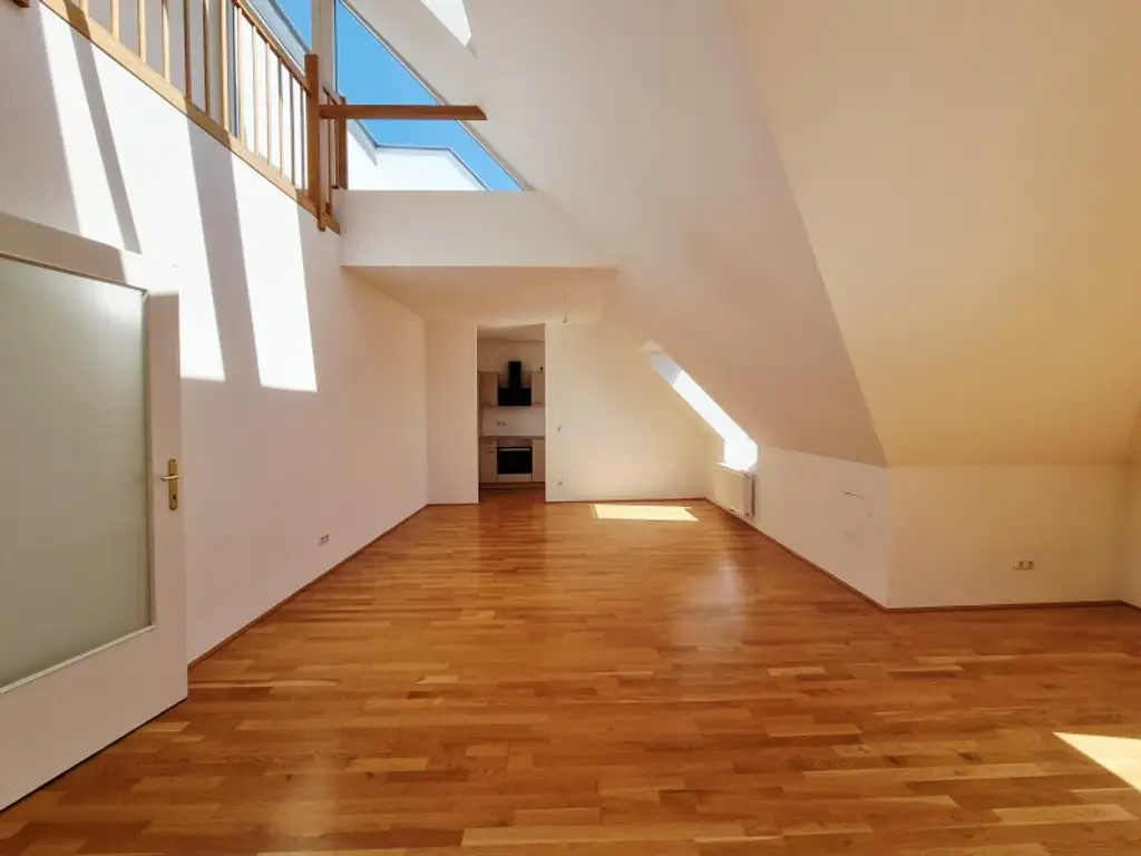 Lichtdurchflutete Maisonette mit Dachterrasse & Klimaanlage – wohnen zwischen Landhausviertel & Promenade