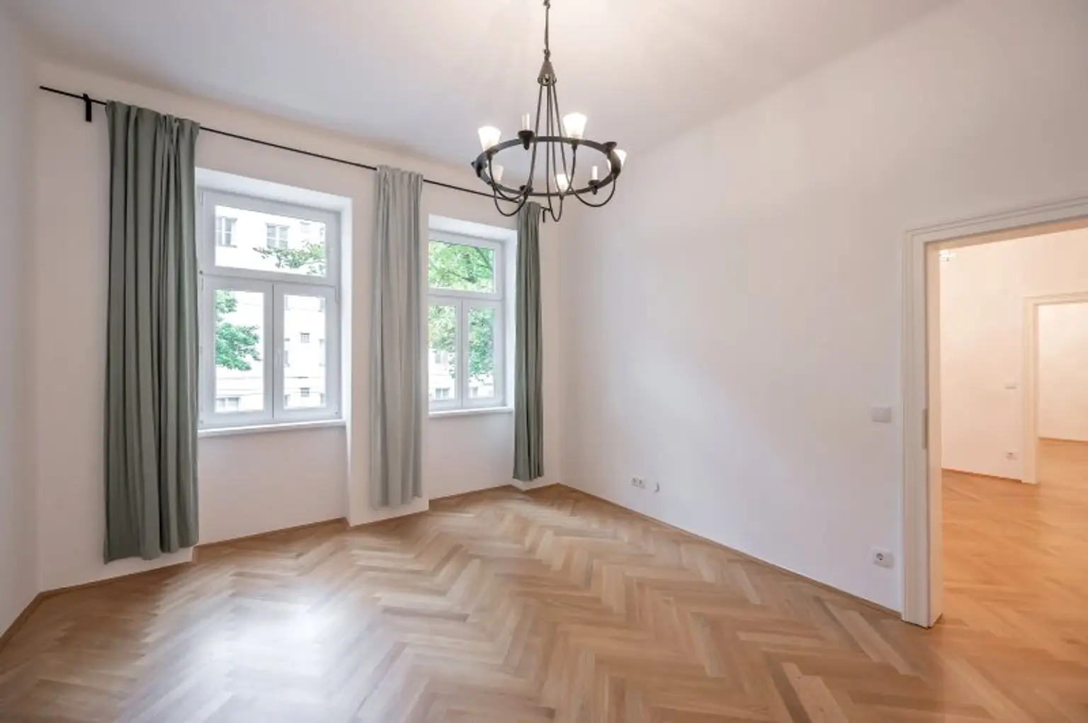 ++1150++ Stilvolle 4-Zimmer Altbauwohnung mit Balkon – Wohnen in Toplage mit Topausstattung