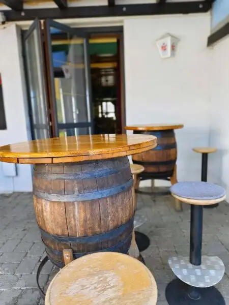 Modernes Wohnhaus  mit angrenzender Café-Bar und 2200m2 Grundstück