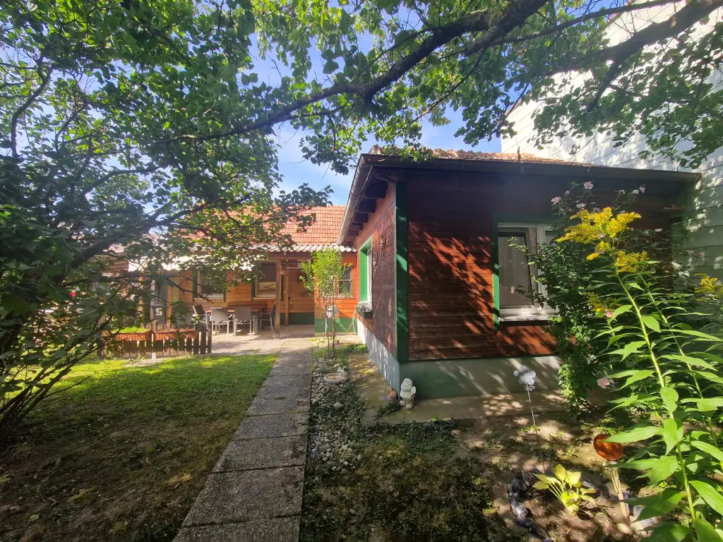 LIEBEVOLLES LANDHAUS FÜR ZWEI PERSONEN IN GRÜNLAGE MIT GESCHLOSSENEM, ABSOLUT UNEINSEHBAREM INNENHOF UND HERRLICHEM GARTEN SAMT GRILLPLATZ UND NEBENGEBÄUDEN