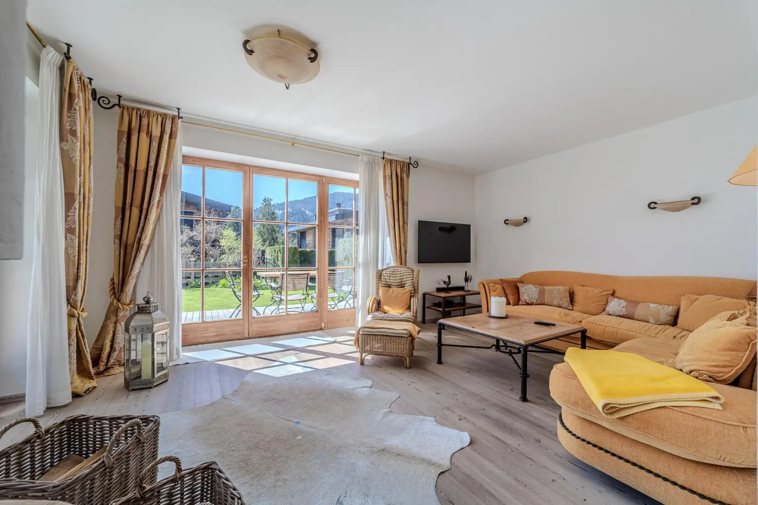 Wohnbereich mit Kamin