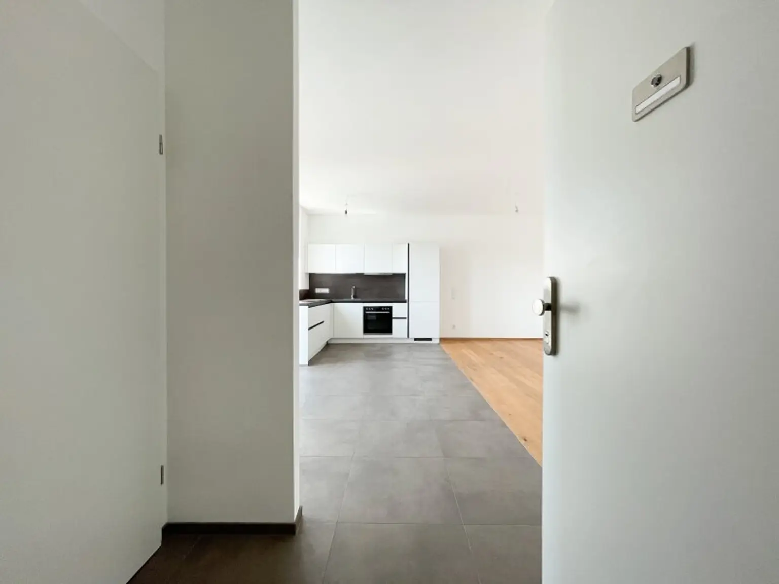 NÄHE NASCHMARKT: DG-AUSBAU IM ALTBAU - U4 Pilgramgasse - 3-Zimmerwohnung mit hofseitigem Balkon