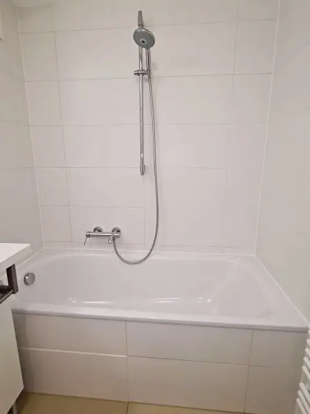 AM SPITZ-NÄHE, gepflegte 36 m2 Neubau mit 4 m2 Balkon, 2 Zimmer, Komplettküche, Wannenbad, Parketten, Garagenplatz möglich, Leopold-Ferstl-Gasse