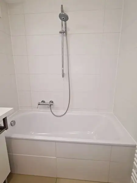 AM SPITZ-NÄHE, gepflegte 36 m2 Neubau mit 4 m2 Balkon, 2 Zimmer, Komplettküche, Wannenbad, Parketten, Garagenplatz möglich, Leopold-Ferstl-Gasse