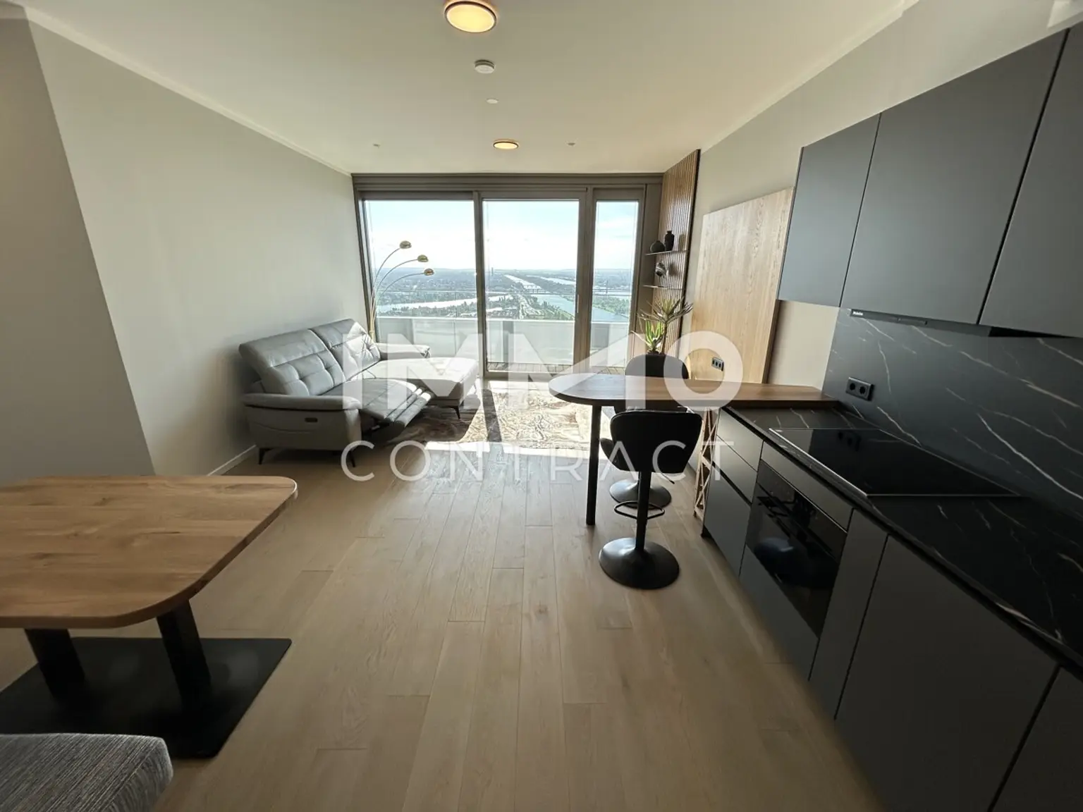 Möbliertes Apartment im 42. Stock mit Weitblick auf die Donau! Pool, Spa und Fitness inklusive!