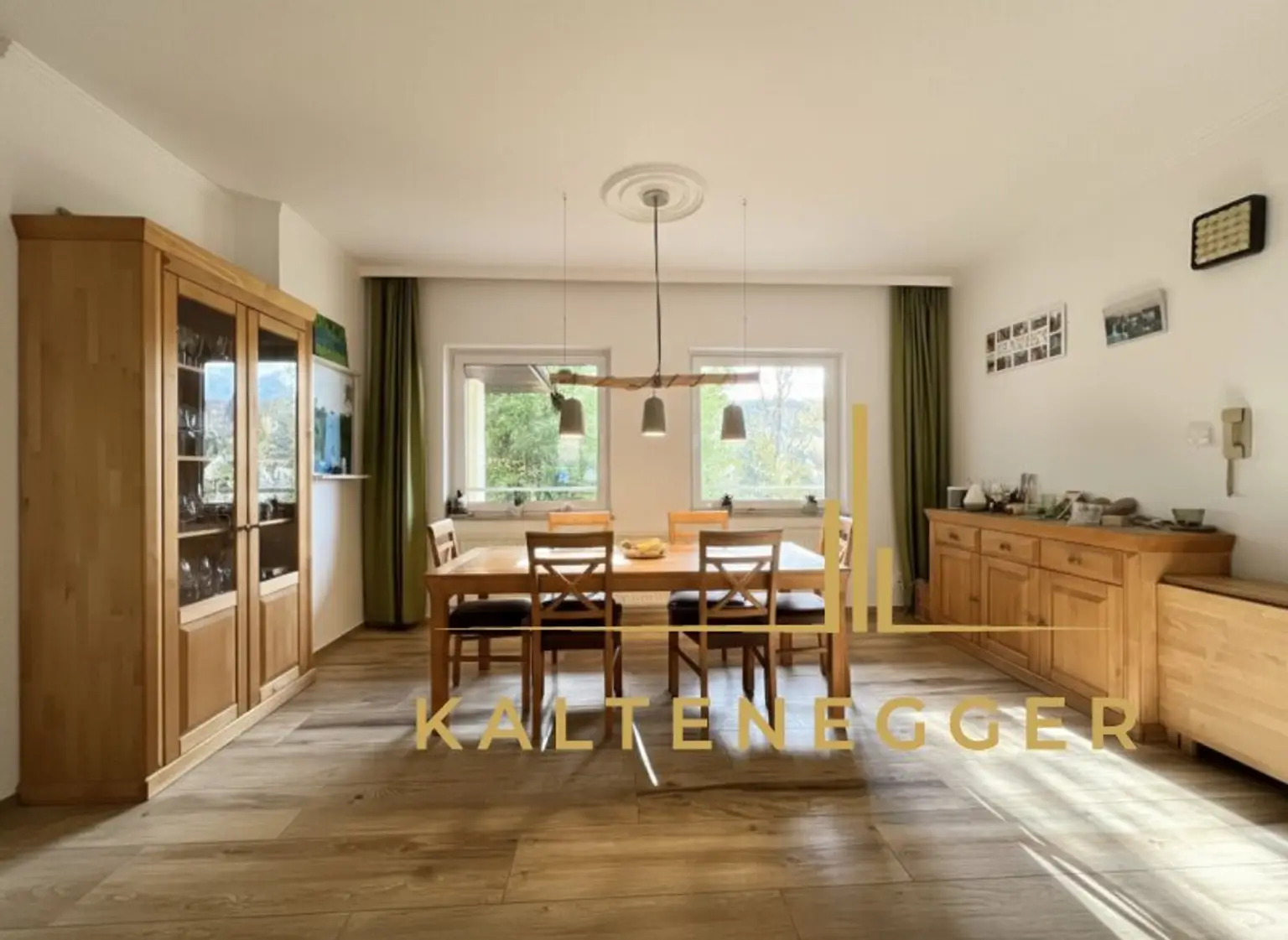 Klosterneuburg: Großzügiges Anwesen mit 2 Wohneinheiten, Indoorpool und 3.606 m² Grundstück