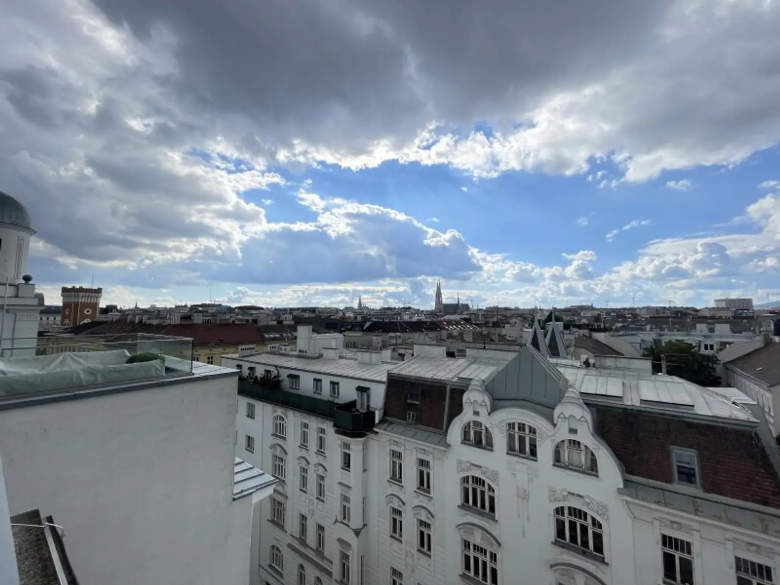 Stilvolle Dachgeschosswohnung mit außergewöhnlicher Dachterrasse in 1090 Wien