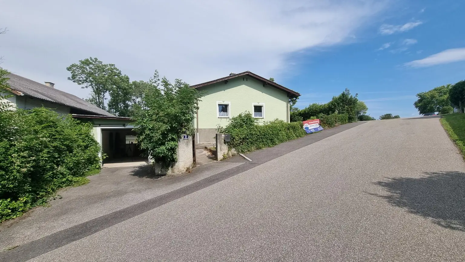 Charmantes Einfamilienhaus in ruhiger Grünlage – innen renoviert und bezugsbereit