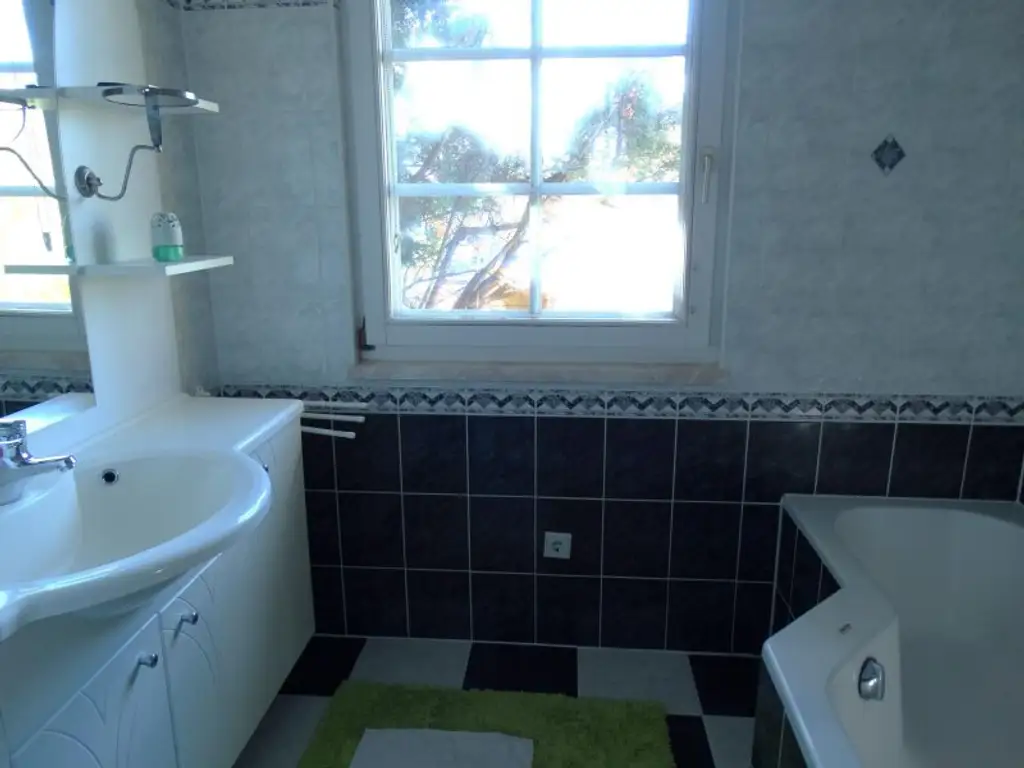 BUNGALOW INMITTEN DER VEGETATION IN RUHELAGE