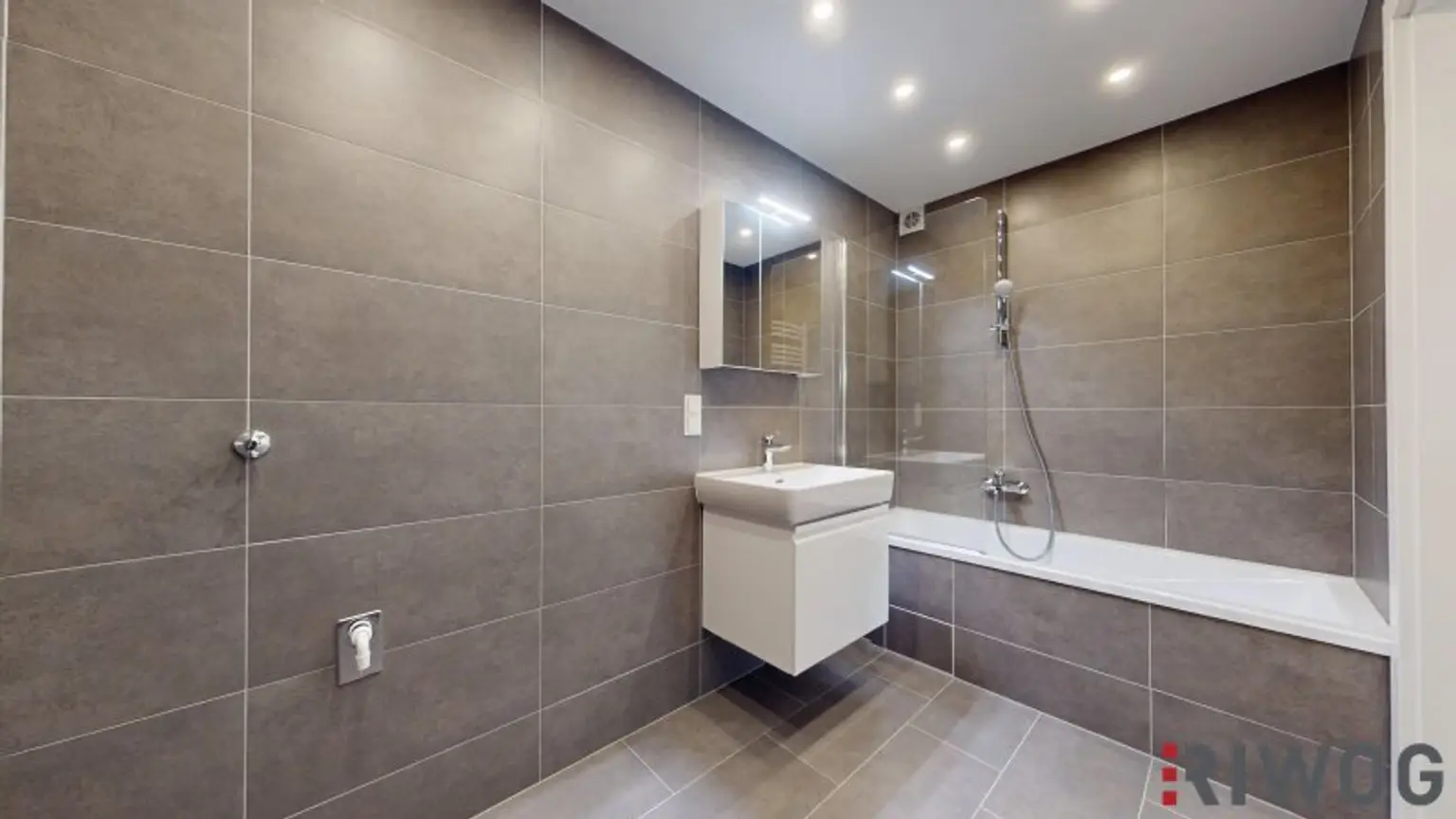 ERSTBEZUG nach Sanierung I 3 Zimmerwohnung im Herzen Klosterneuburgs I Gemeinschaftsgarten I Tischler-Küche mit Siemens Geräten