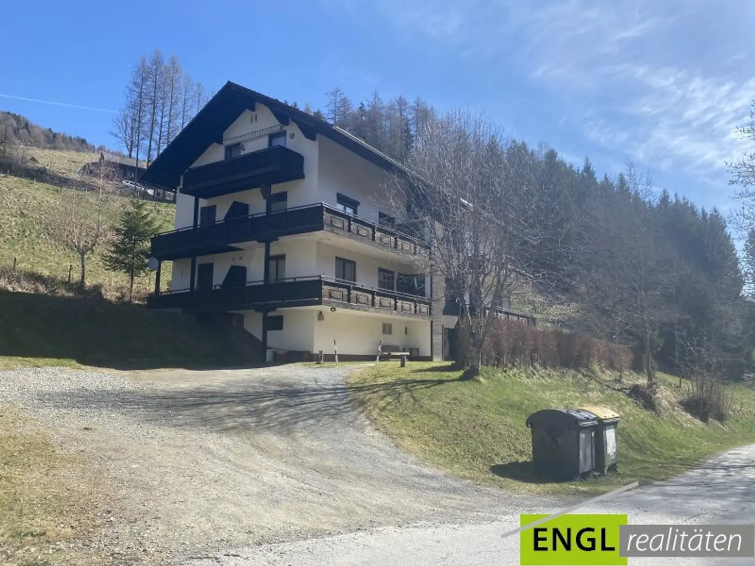 Hauszufahrt und ein Teil der Parkplätze