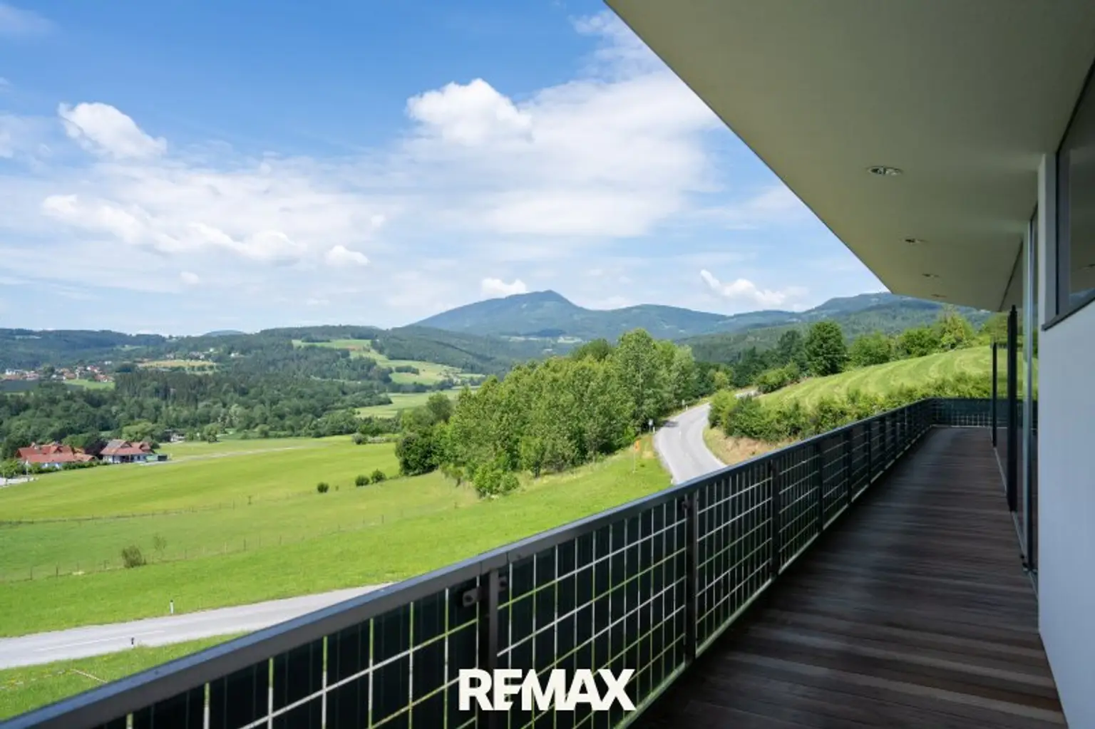 Terrasse mit Blick zum Grazer Hausberg Schöckl