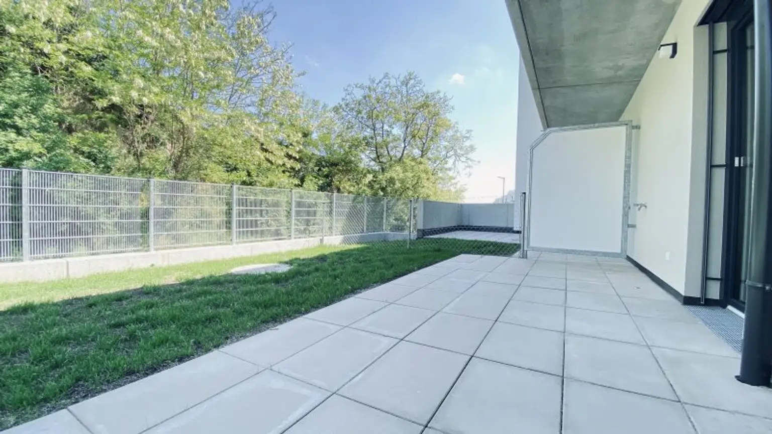 Schönes Wohnen mit Freiraum: Lichtdurchflutete Gartenwohnung mit Terrasse