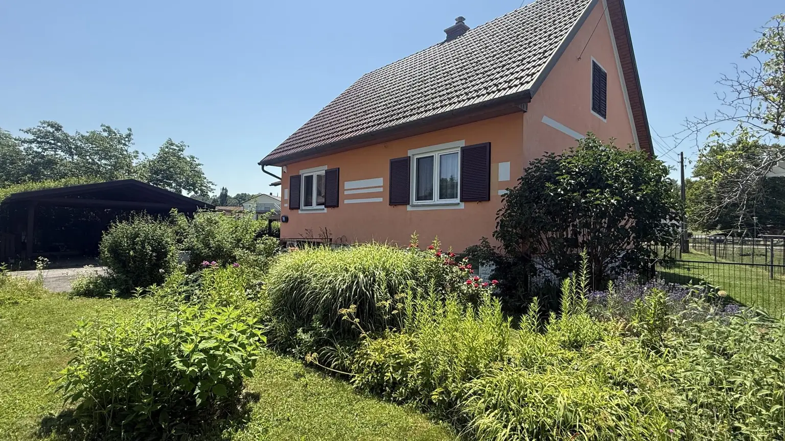 Ansicht mit Vorgarten