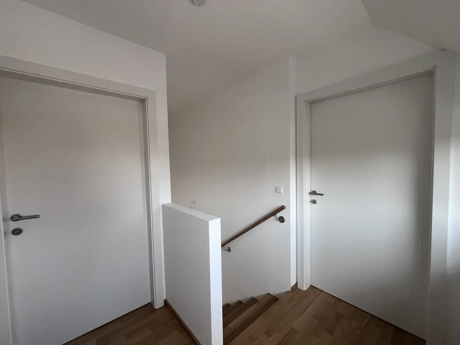 Erstbezug !! Traumhafte Doppelhaushälfte , Wohnkeller  mit Garten und 2 Stellplätzen!