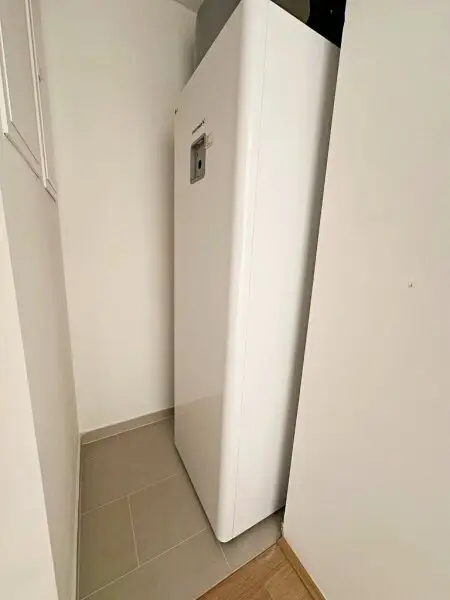 ERSTBEZUG, AUGARTEN-NÄHE, klimatisiertes 44 m2 Dachgeschoss, 2 Zimmer, Komplettküche, Duschbad, Parketten, Brigittenauer Lände