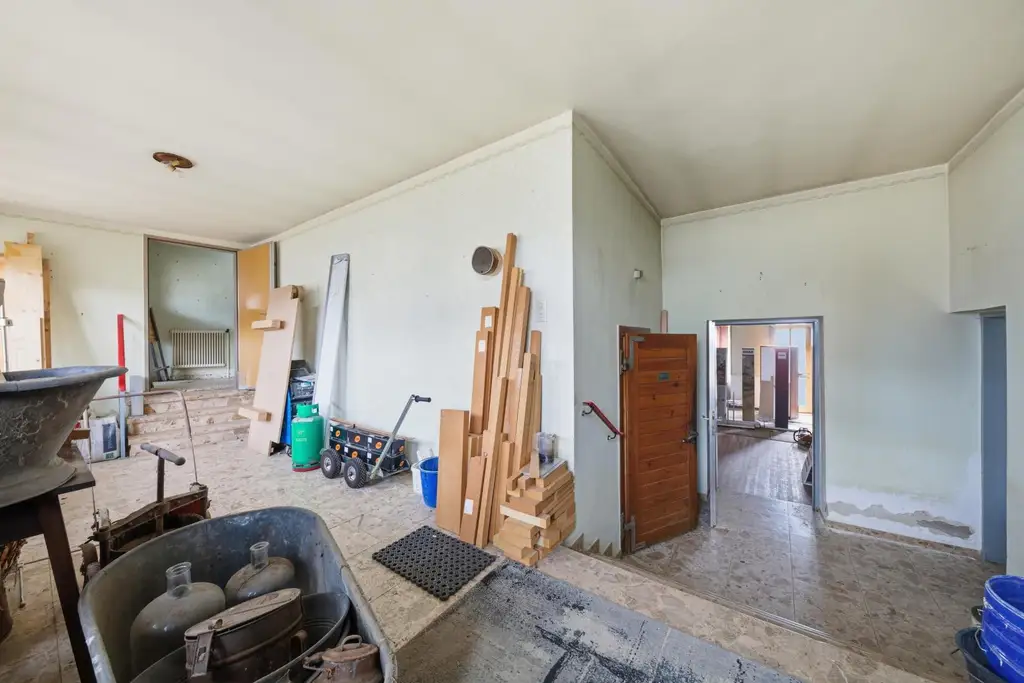 Vielseitige Gewerbe- und Wohnliegenschaft: diverse Hallenflächen, Wohngebäude und ein großzügiges Grundstück!