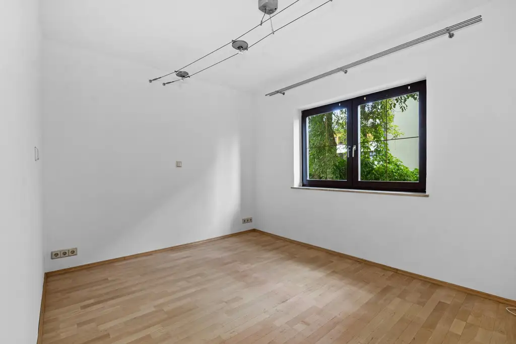 "Charmantes Einfamilienhaus mit Pool, großem Garten und modernem Wohnkomfort"