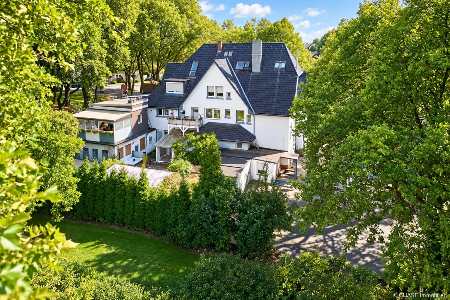 weisses_landhaus_im_grünen_garten