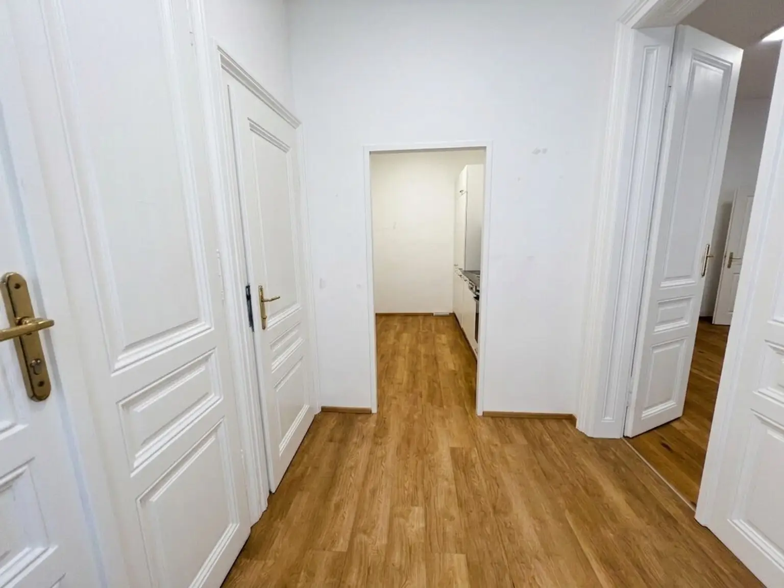 UNBEFRISTET und TOP LAGE: Schöne 2-Zimmer-Altbauwohnung