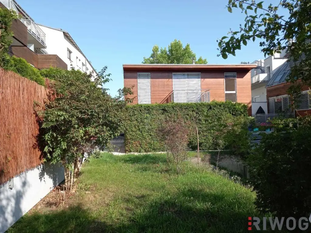 3 Zimmer-Penthouse-Wohnung mit Balkon in den grünen Innenhof gerichtet