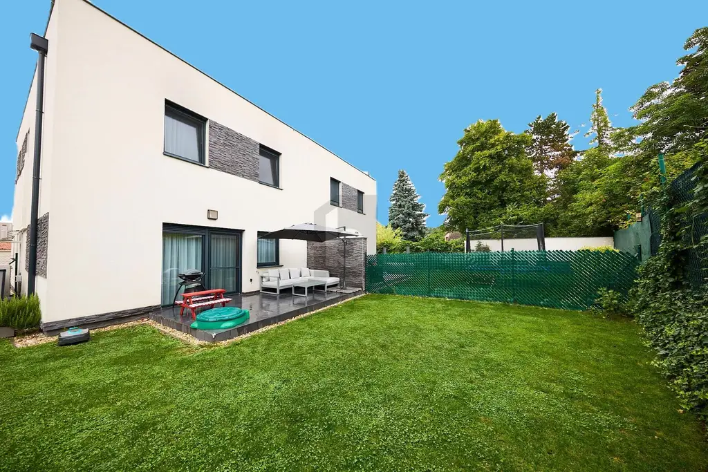 KLARE LINIEN - ELEGANTE AUSSTATTUNG - GARTEN MIT TERRASSE