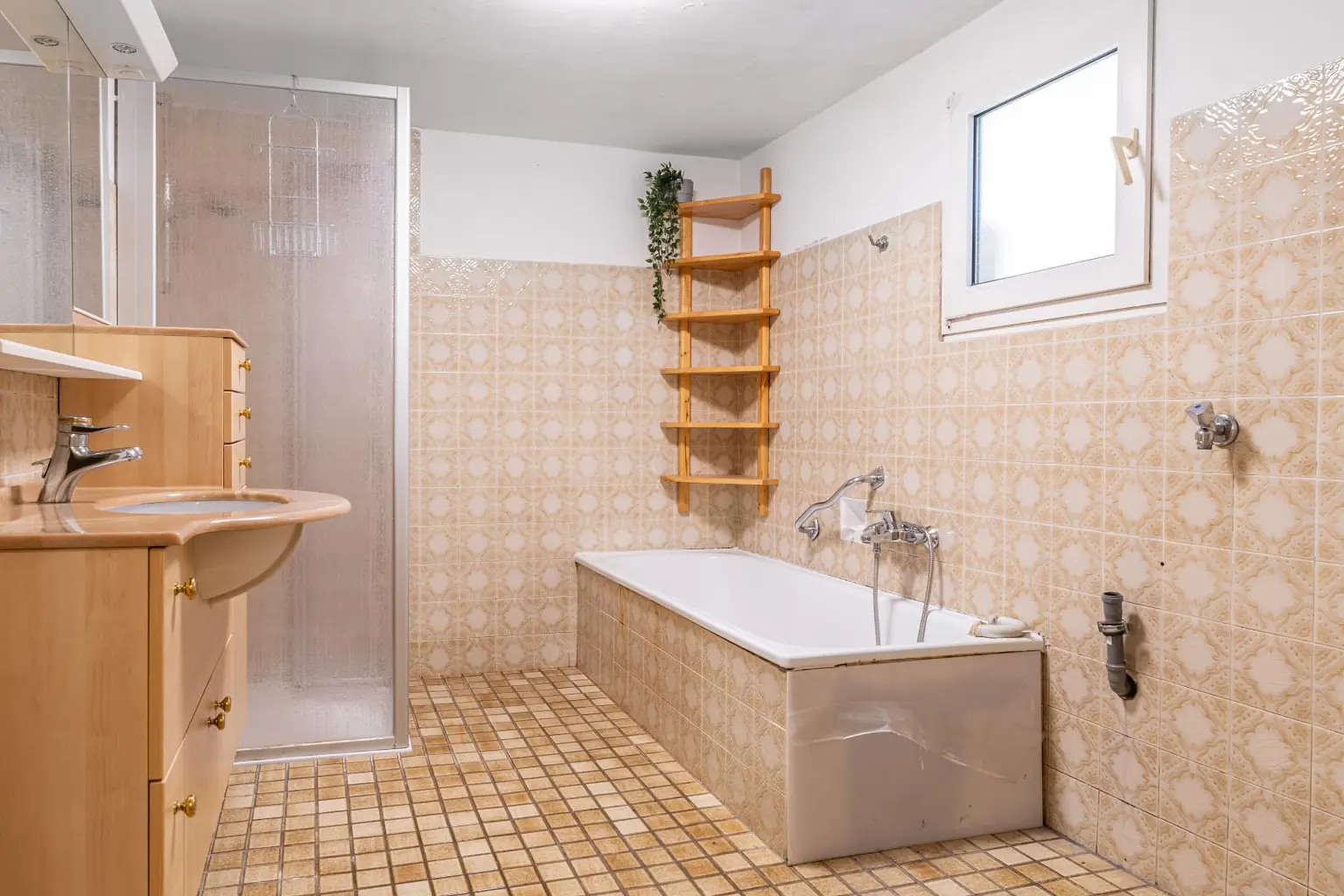 Einfamilienhaus mit Nebengebäuden und großem Grundstück Nähe Enns