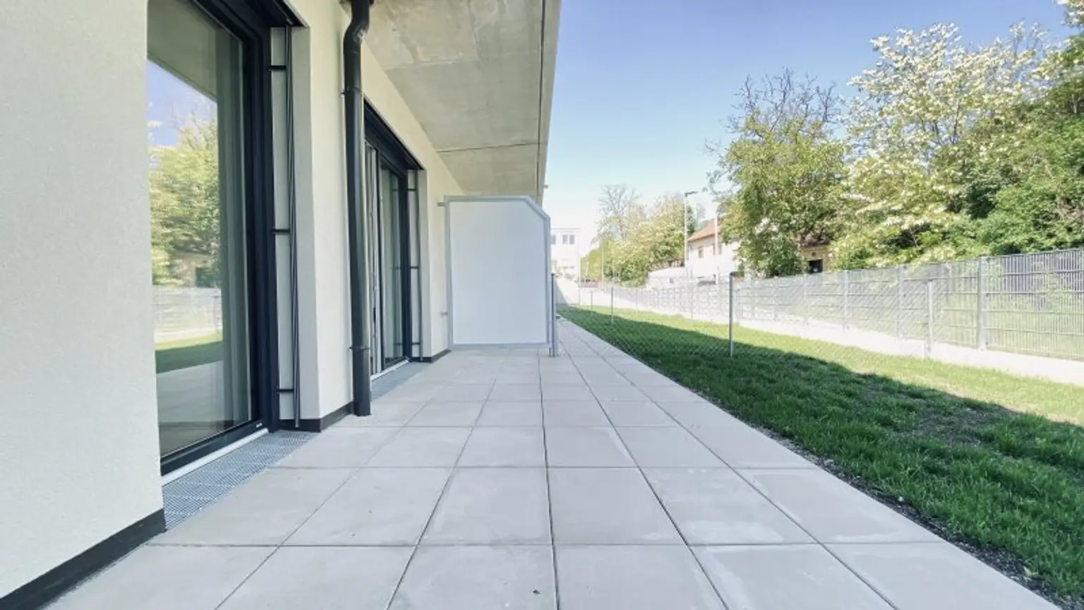 Schönes Wohnen mit Freiraum: Lichtdurchflutete Gartenwohnung mit Terrasse