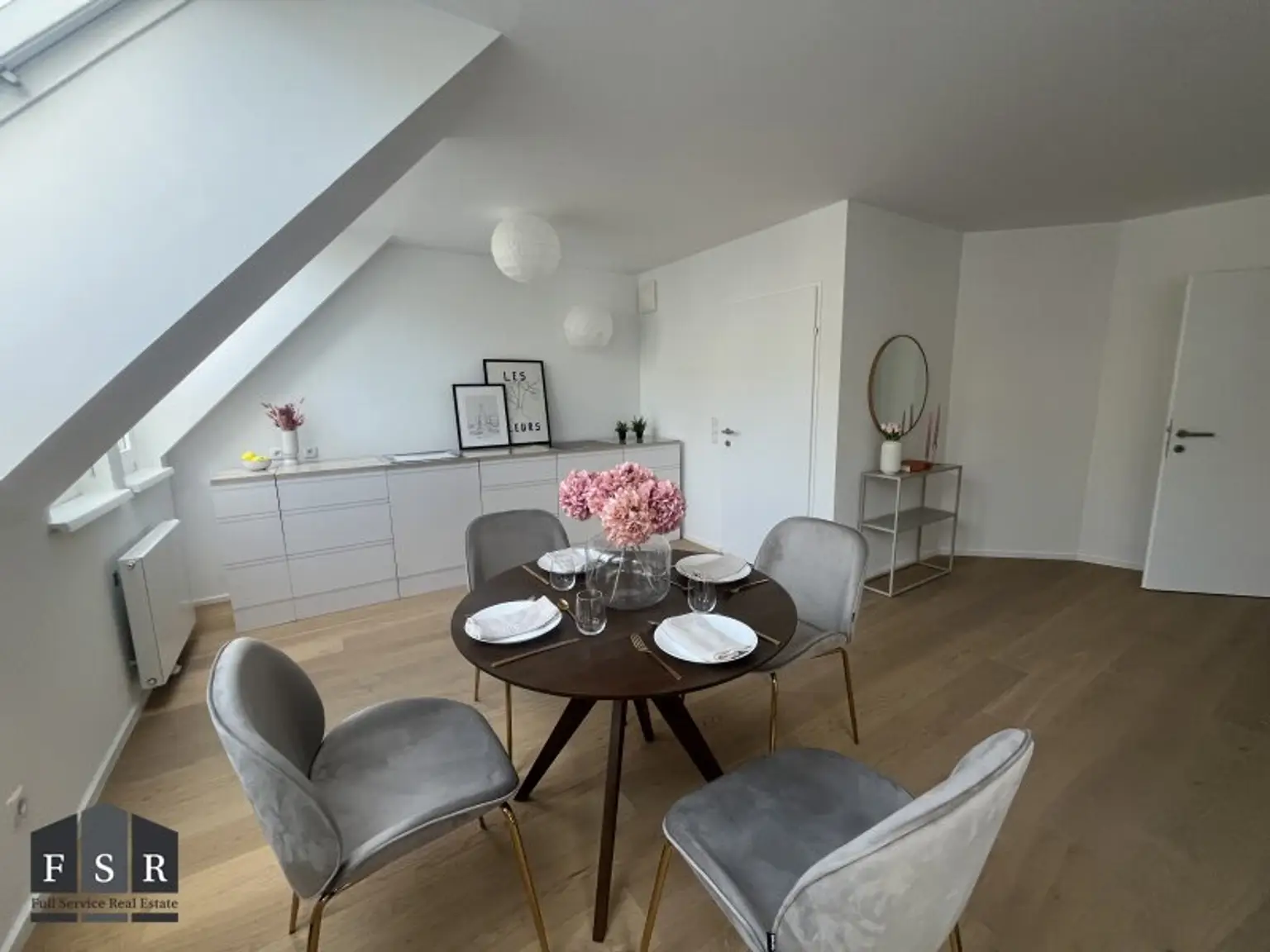 GENERALSANIERTE 3 Zimmer DG-Maisonette in wunderschönen Neubauhaus - nahe der Währinger Straße und dem Kutschkermarkt - Garage optional
